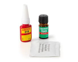 Loctite limkit med 5g Loctite 319 klebstoff, 4ml aktivator og rengøringsservietter på hvid baggrund.