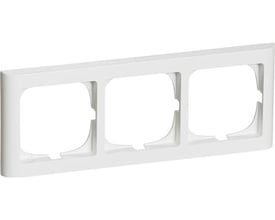 LK FUGA Softline 63 vandret ramme i hvid med plads til tre 1-moduls indsatse, vist fra en let vinkel.