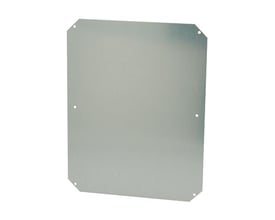 Fibox montageplade i elforsinket stål til Arca vægskabe, måler 500x400 mm med forborede monteringshuller i hjørnerne.