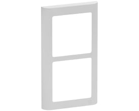 LK FUGA Soft 63 designramme i lysegrå til 2 moduler lodret med et enkelt LK logo i nederste højre hjørne.