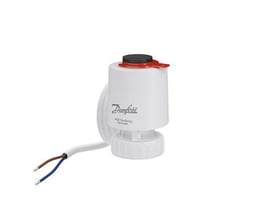 Danfoss TWA-Q termoaktuator i hvid plast med 230V, NC og 1,2m kabel, monteret på en hvid baggrund.