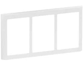 Lauritz Knudsen FUGA Soft 63 hvid designramme til 3x1½ modul, med tre udskæringer på hvid baggrund.