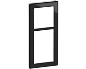 Lauritz Knudsen LK FUGA Pure designramme i sort/hvid glas til 2½ modul, med et moderne og stilrent udseende, vist på en hvid baggrund.