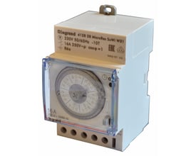 Legrand MicroRex3 AQW31 analogt uge kontaktur med 3 moduler, 16A og automatisk sommer/vinter tid indstilling på hvid baggrund.