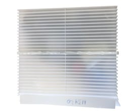 Nærbillede af et Grohe forlængerskaft til GD2 cisterner, vist i hvidt plast med horisontale lameller.