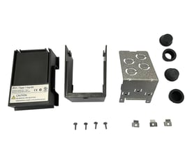 Danfoss IP21/Type 1 konverteringskit MA01c, vist med alle dele inklusive top- og bunddæksler, metalplade og gummi-gennemføringer.