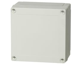 Fibox MNX serie kasse set forfra, 130x130x125mm, i lys grå ABS-plast med fire synlige skruer i hjørnerne.