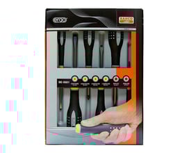 Nærbillede af Bahco Ergo skruetrækkersæt, hvor en hånd holder et skruetrækkerhåndtag og viser mærkning og farvekode for hurtig identifikation.