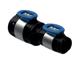 Geberit FlowFit reduktion 25x20mm i sort PPSU med blå låseclips og sølvfarvede beslag på hvid baggrund.