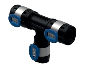 Detaljeret billede af Geberit FlowFit T-stykke 20x16x20mm i sort PPSU med fremhævede blå clips og sølvbånd.
