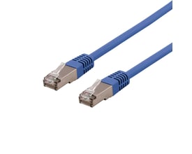 DELTACO U/FTP Cat6a patchkabel på 1 meter i blå, med klare RJ45-stik og blå stikskaller.