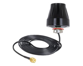 Svart DeLock LTE-antenne med rundstrålende utforming, monteringsbrakett og sammenrullet kabel med SMA-kontakt.