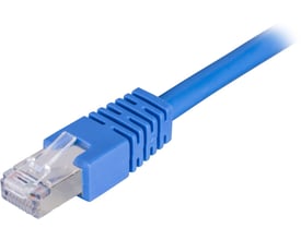 DELTACO F/UTP Cat6 patchkabel på 5 meter i blå med RJ45-stik og skærmet metalkonnektor.