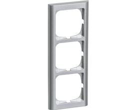 LK FUGA Softline 63 lodret ramme i stålmetallic med plads til tre 1-moduls indsatser.