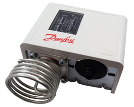 Danfoss KP68-termostat med hvitt kabinett, synlig temperaturskala og sammenrullet metallføler.
