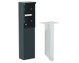 Niko Hydro stikkontaktsøjle i sort rustfrit stål med åben front, vist sammen med et monteringsspyd.