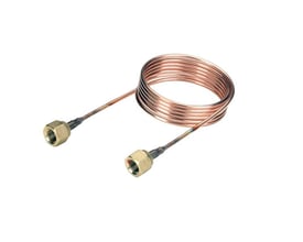 Danfoss kapillarrør uten ventilåpner, 1,5 meter langt, opprullet med to 1/4-tommers flaretilkoblinger.