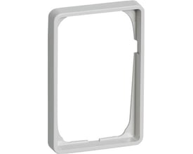 LK FUGA Baseline 50 ramme i lysegrå til 1½ modul indsatser, set fra et skråt vinkel forfra.