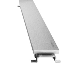 Unidrain Highline panel i børstet stål på 800 mm, vist fra siden med fokus på materialets tekstur og monteringsdetaljer.