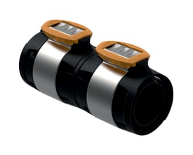 Geberit FlowFit kobling i sort PPSU med 50mm diameter og orange låsearme, vist med metalbånd på en hvid baggrund.