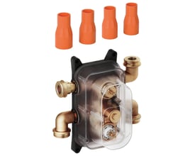 Damixa TMC indbygningsboks til bad, komplet med messingfittings, beskyttelsescover og fire orange monteringsrør på hvid baggrund.