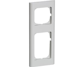 LK FUGA Softline 68 ramme i lysegrå, 2½ modul, visende den afrundede kant og to udskæringer til stikkontakter.