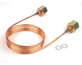 Nærbillede af Danfoss dæmpesløjfe med kobberkapillarrør og messingfitting, viser to tætningsringe ved siden af.