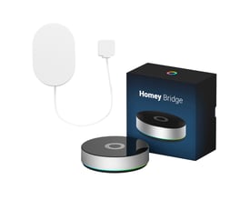Homey Bridge smart home-hub og strømforsyning sammen med frient EMI 2 LED elmåleren.