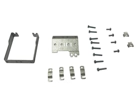 Danfoss afkoblingsplade monteringssæt MA01a med diverse metaldele som monteringsplader, skruer og kabelklemmer på hvid baggrund.