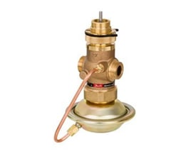 Danfoss AVQM flowregulator med DN 15, kvs 1,6 og rødbronze, set fra en vinkel med fokus på tilslutninger og membranhus.