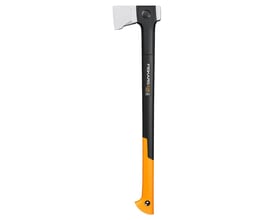 Fiskars X28 kløveøkse med et 710 mm langt sort FiberComp™-skaft og orange SoftGrip™-greb.