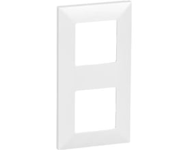 Hvid Lauritz Knudsen FUGA CE60 ramme til europadåse, 2 modul, med to modulåbninger over hinanden på hvid baggrund.