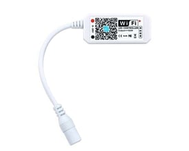 Google Smart Home RGB+WW LED-kontroller med hvit kabel og støpsel, vist med Wi-Fi-merke og QR-kode.