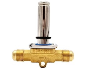 Danfoss EVR 3 magnetventil med 1/4" flare tilslutning i messing med et rustfrit stålrør monteret på en hvid baggrund.