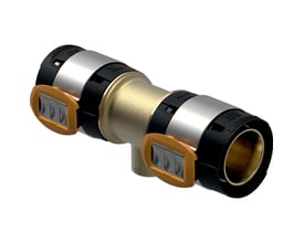 Geberit FlowFit T-stykke 75mm x 1" x 75mm i blyfri rødgods med orange fastgørelsesclips vist på hvid baggrund.