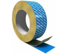 DAFA dampspærretape, blå, 25 meter, fremstillet af stærkt klæbende polyethylen med gentaget Dafa logo på den blå side.