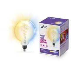 WiZ E27 LED filament globepære med klart glas og synlige glødetråde ved siden af sin WiZ emballage. Pæren lyser med varm og kold hvid nuance.
