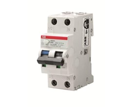 ABB Kombiafbryder DS201, 13A C-karakteristik, 1P+N, 30mA fejlstrøm, med testknap og afbryderhåndtag på hvid baggrund.