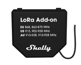 Shelly LoRa add-on i svart, kompakt modul med påtrykt frekvensinformasjon og en buet ledning.
