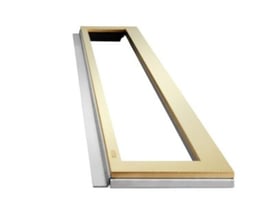 Unidrain Highline Colour ramme i messing med en længde på 800 mm og en tykkelse på 10 mm, vist fra siden med rustfri stålfod.