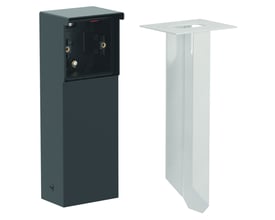 Niko Hydro stikkontaktsøjle i sort rustfrit stål og et medfølgende jordspyd i metal.