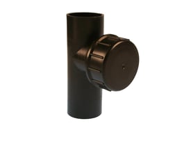 Komplet Geberit renserør med dæksel, 63 mm og 90 grader, isoleret fra baggrunden på en hvid flade.