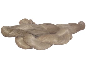 Nærbillede af et bundt Unigarn hørpakgarn, der er snoet sammen og viser fibrenes tekstur.