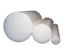 Tre naturfarvede runde stænger af PA6 nylonplast med forskellig diameter, alle 1 meter lange, på en hvid baggrund.