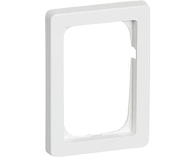 LK FUGA Baseline 63 ramme til el-installation, 1½ modul i hvid plast med en ren og kantet design.