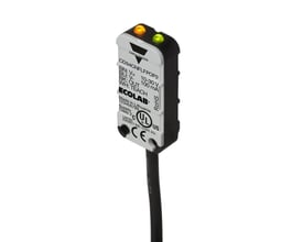 Carlo Gavazzi kapasitiv føler for nivåovervåking, med hvit front, svart hus, to indikatorlamper og kabel.