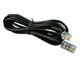 Sort 0,50 meter telefon patchkabel med RJ45 (8P8C) og RJ11 (6P4C) stik, fladt 4-leder kabel og gennemsigtige stik.