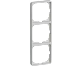 Lauritz Knudsen LK FUGA Baseline 50 ramme i lysegrå med plads til tre 1-moduls indsatser monteret lodret.