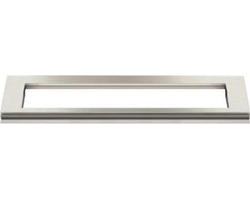 Unidrain Highline ramme i børstet stål, 800 mm lang og 10 mm tyk, med en rektangulær åbning.