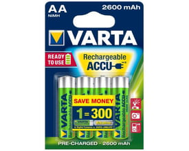 Varta genopladelige AA-batterier på 2600 mAh vises samlet i en farverig blisterpakning med fire batterier.